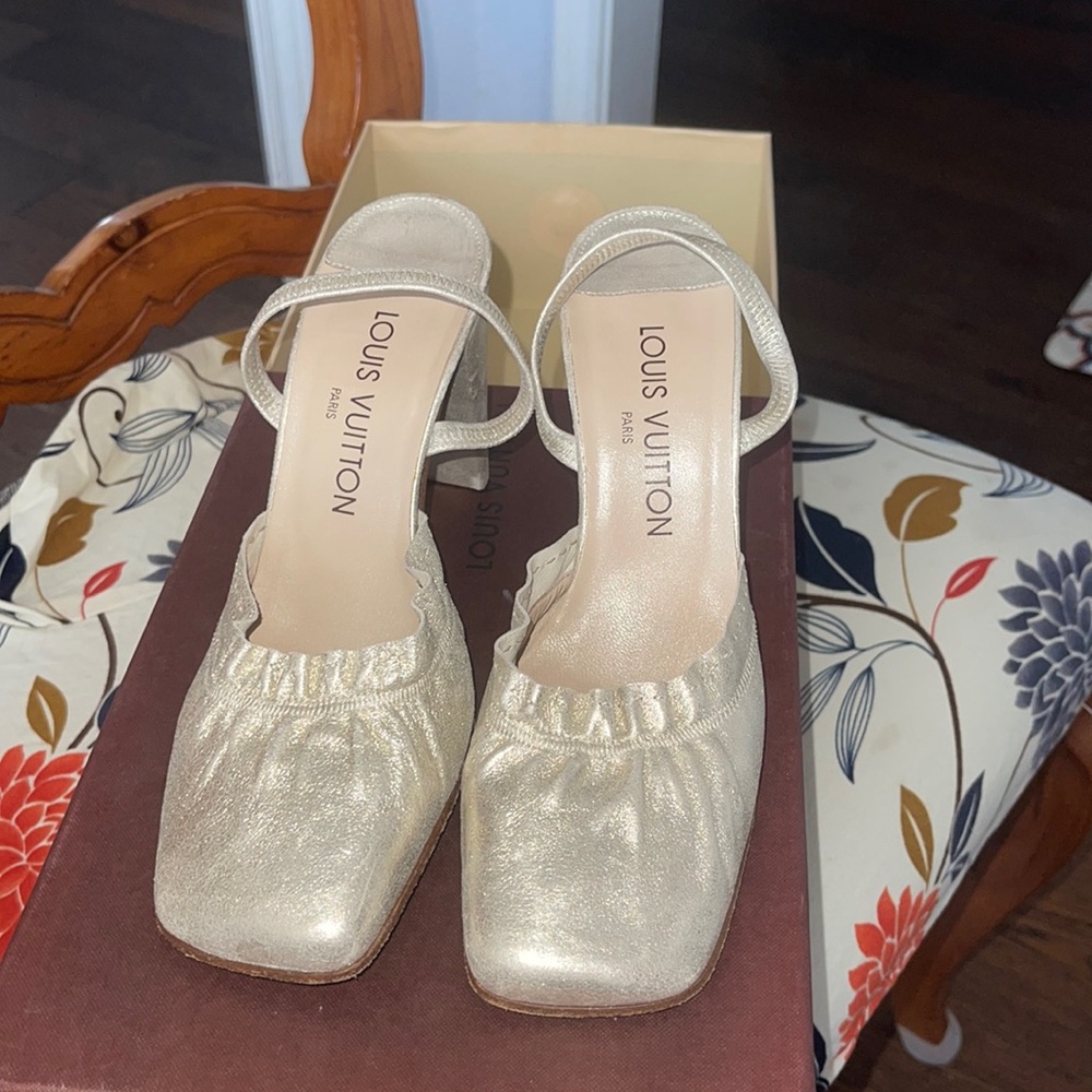 Vintage silver  Louis Vuitton Paris size 37 square toed heel with box and bags